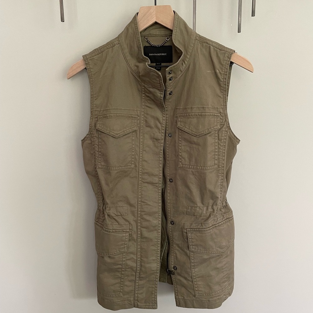 Army green vintage style utility vest. Banana Republic XS Petite.